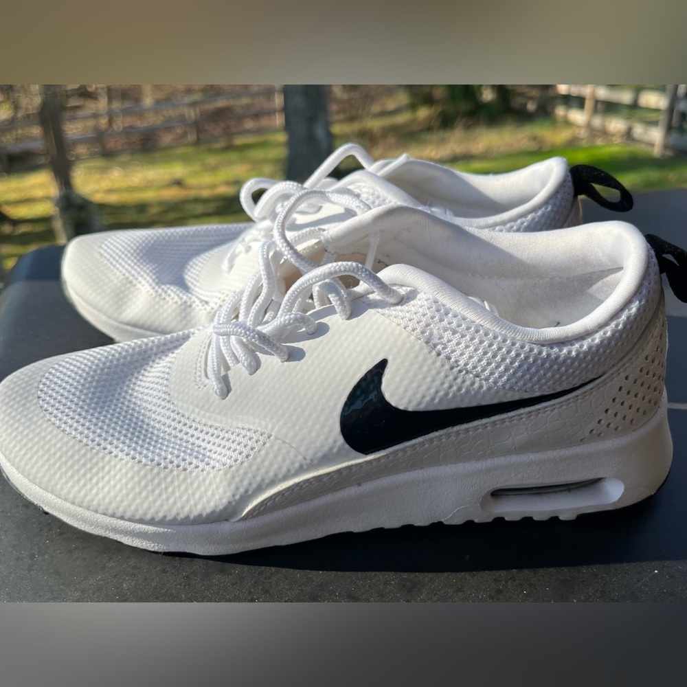 Women’s Nike Air Max Black and White Thea Running Shoes. Size 7